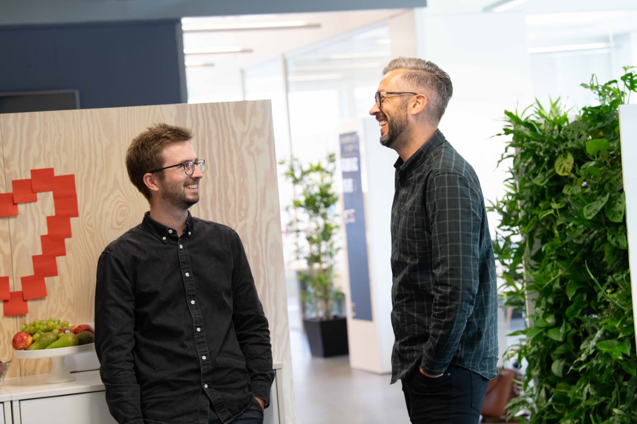 Til venstre: Thomas Sørheim Lund, fagansvarlig front-end og seniorutvikler i Labs  Til høyre: Alexander Sundli Härdig, grunnlegger og senior rådgiver i Labs.