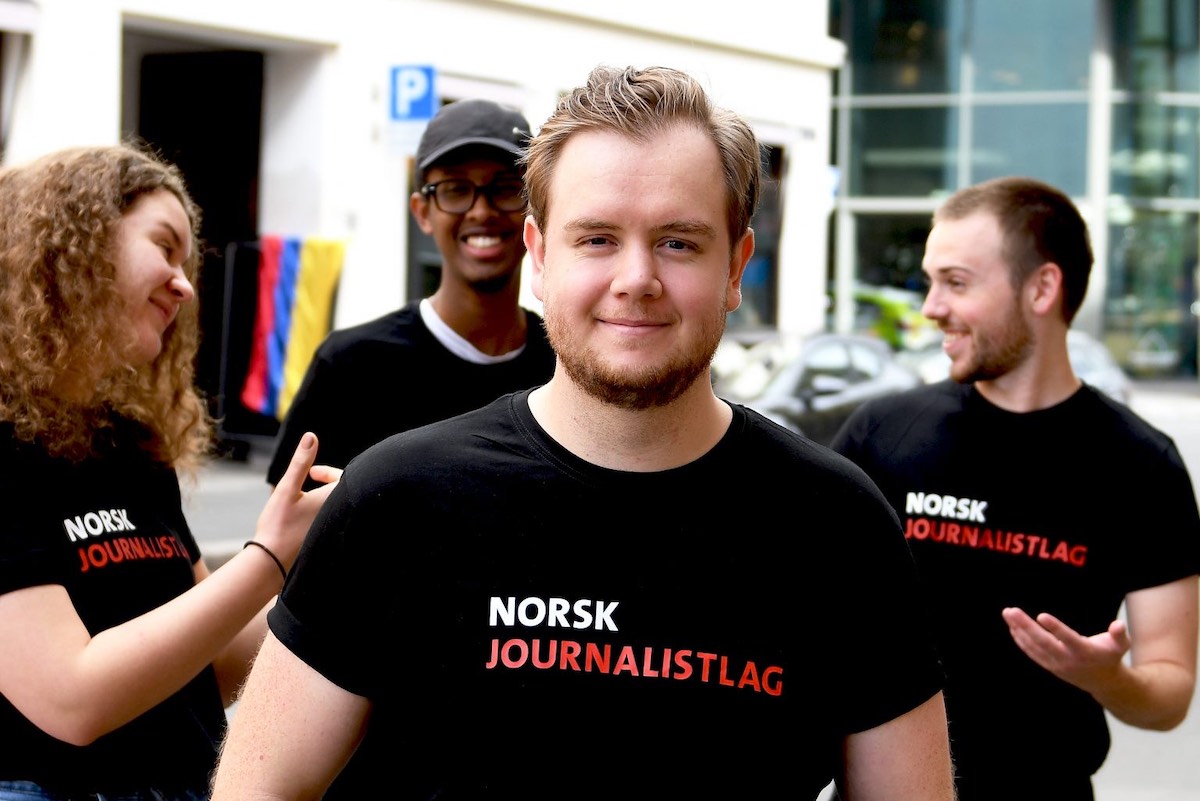 Sebastian avbildet i en t-skjorte det står norsk journalistlag på sammen med tre andre journalister.