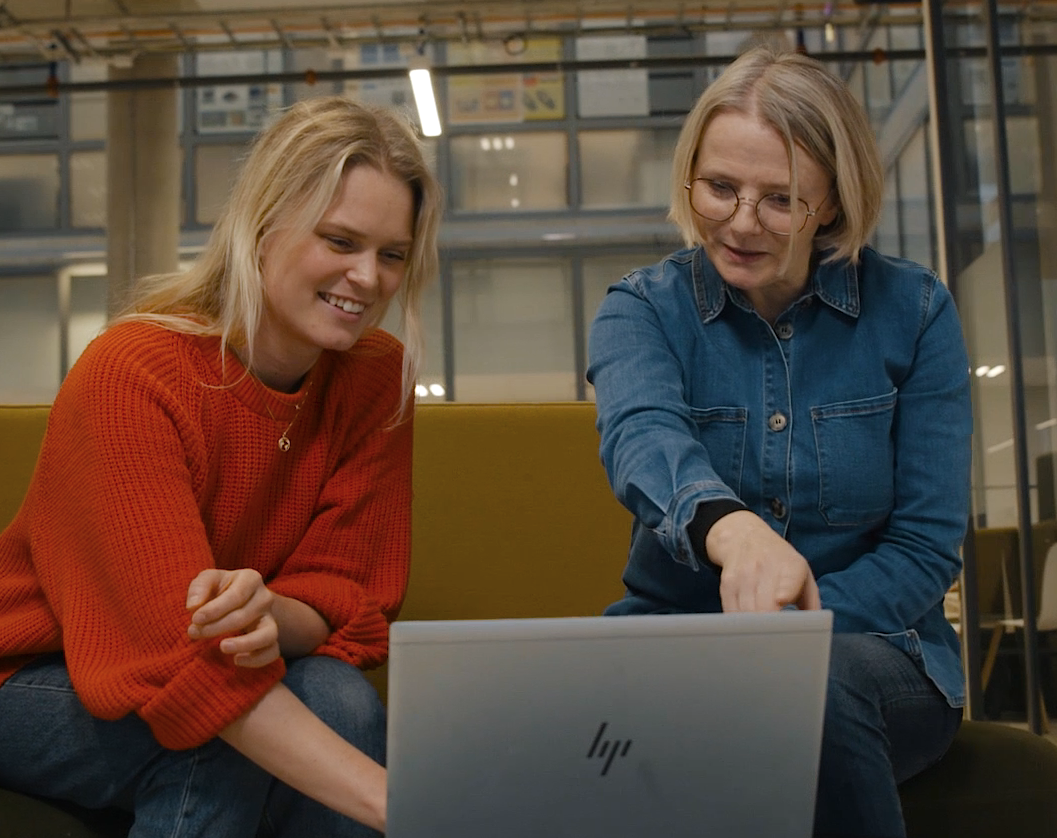 To damer ser på en pc, den ene peker på skjermen