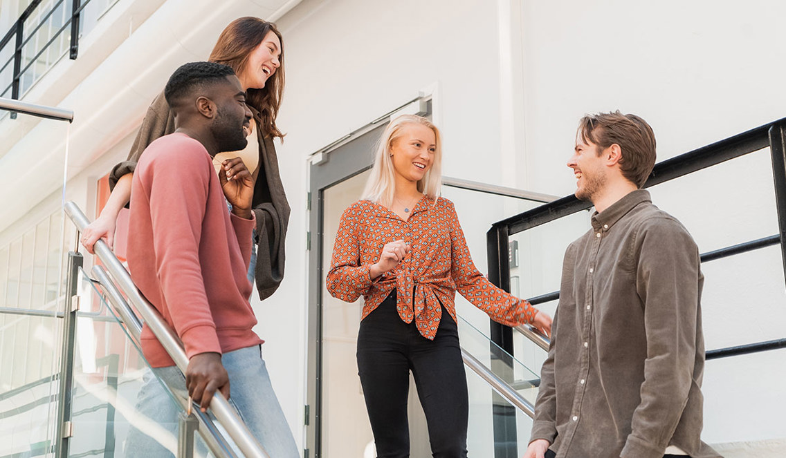 Hannah Kathleen Armstrong Fretheim, Silje Slatleim, Glenn Ofori og Jon Sigurd Borgen er studentambassadører på Høyskolen Kristiania. På bildet står alle fire i trappen på Campus Fjerdingen i Oslo.