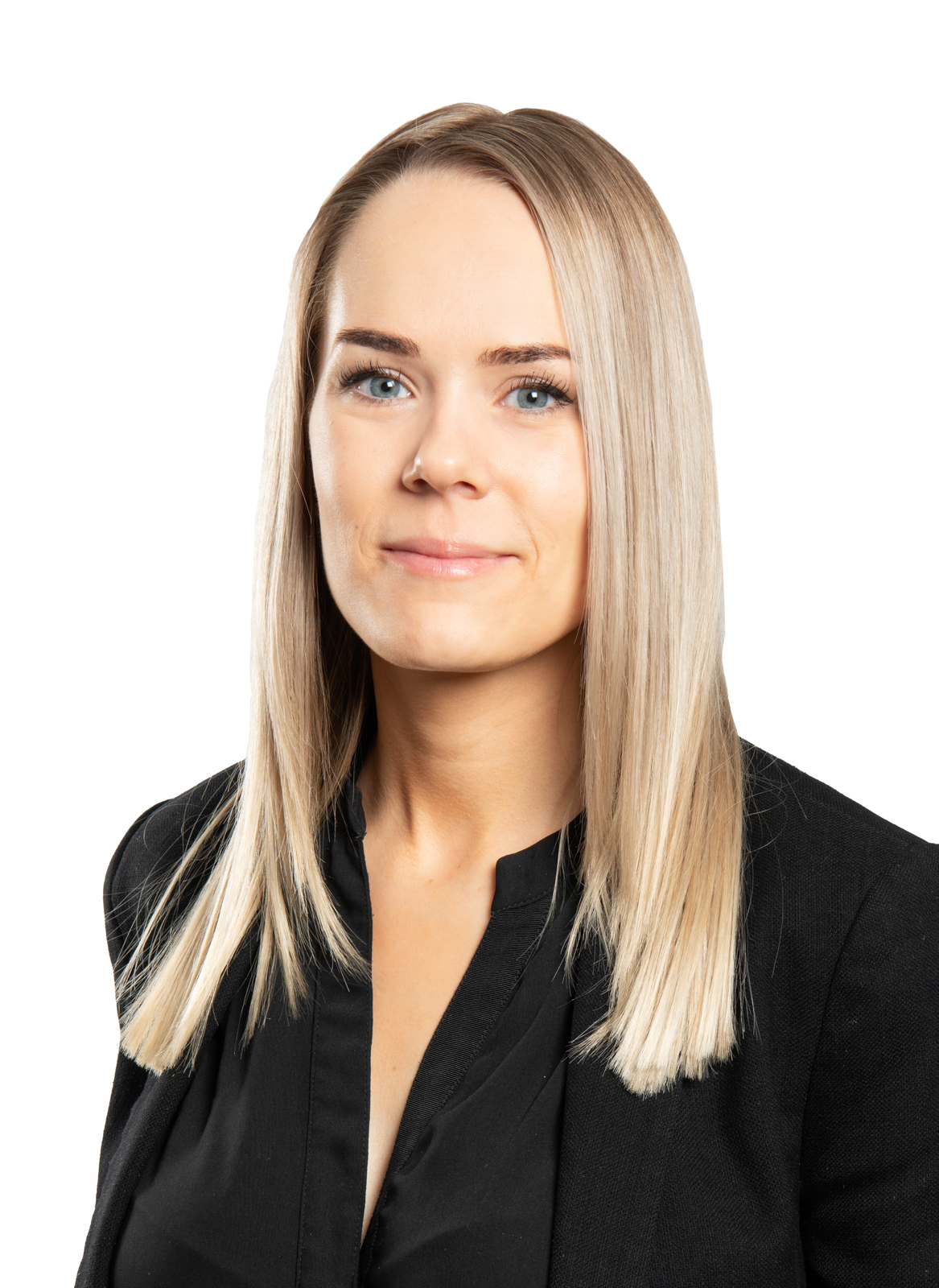 Portrett av Ina Johansen foran hvit bakgrunn