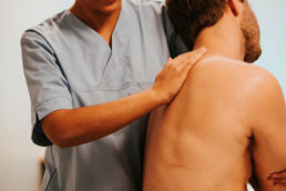 Osteopati-student behandler en pasient på studentklinikken.