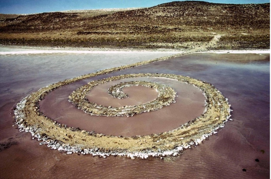 Steinformasjonen Spiral Jetty, som ligger i en innsjø i Salt Lake City i Utah