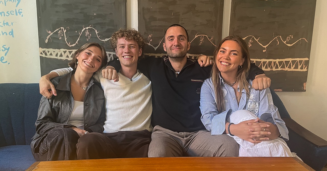 Ingrid Skoglund, Tage Hogness, Gjon Gjokai, Caroline Dammen sammen i en sofa