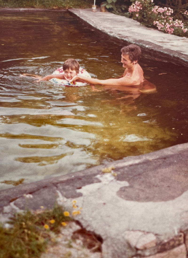 Bilde fra tidlig 70-tall der mor lærer datter med badering å svømme.