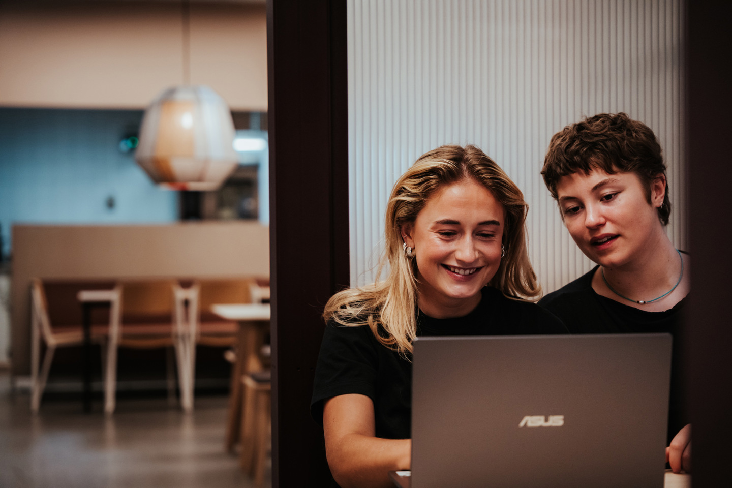 To studenter jobber med en PC.