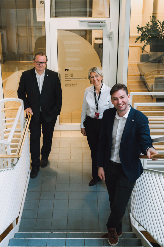 Rektor Arne Krumsvik og dekan for School of Health Sciences Kristin Vinje med forsknings- og høyere utdanningsminister Henrik Asheim.