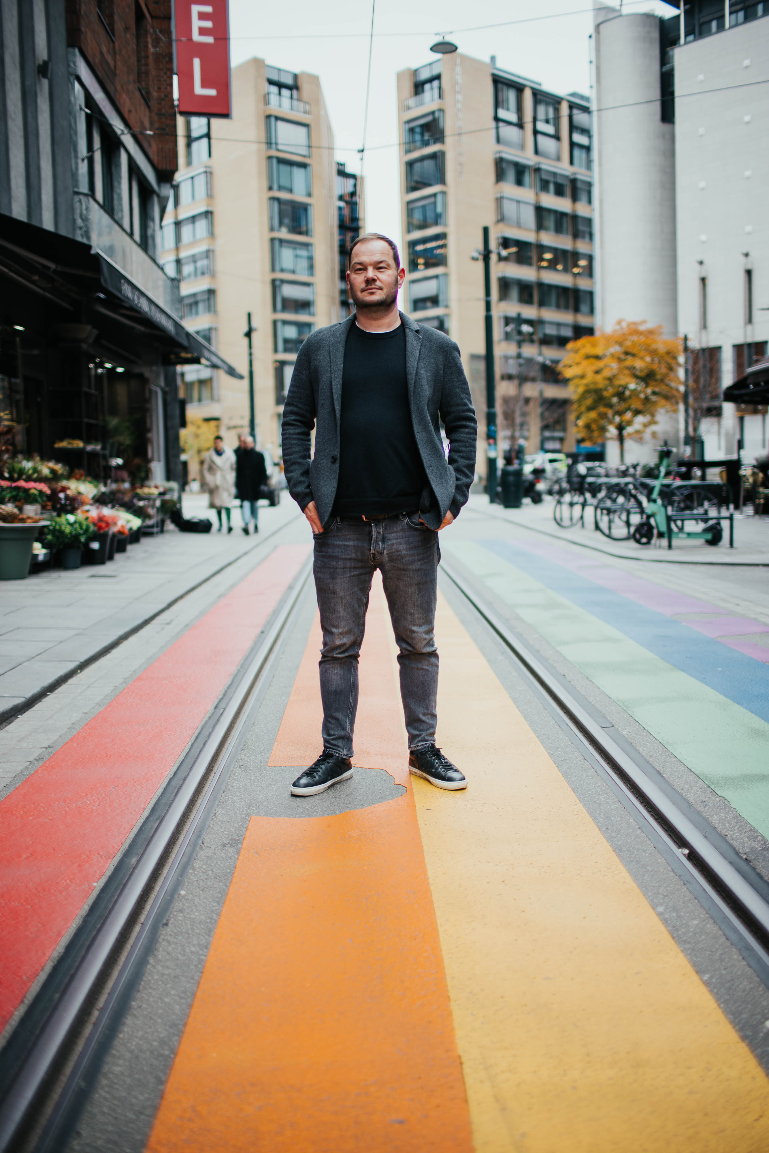 Jon Martin Larsen står på trikkeskinner i Oslo sentrum