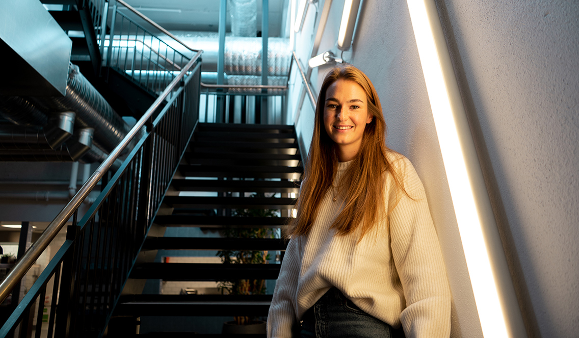 Foto av Vibeke som står i en trapp.