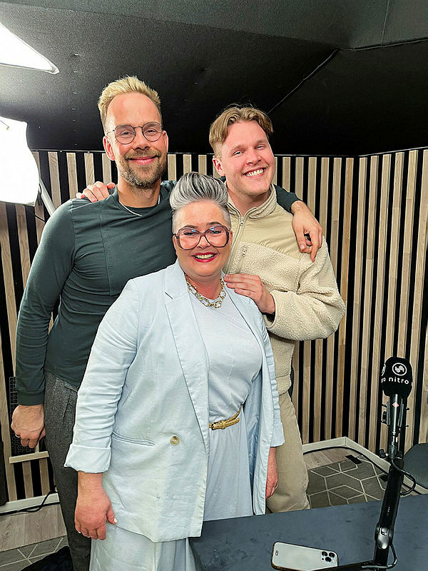 Bilde av Vibeke Osfoss, Vegard Harm og Morten Hegseth i podkast-studio.