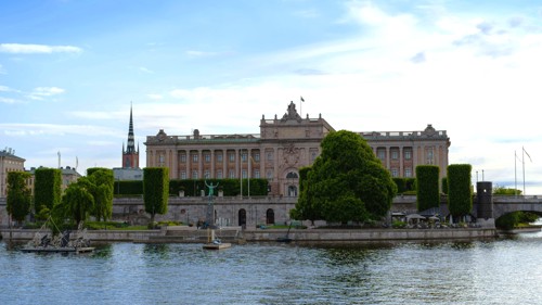 Norge så utover. Sverige ser innover. 