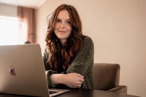 Student foran pc smiler i kamera