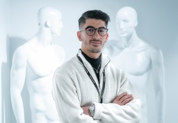 Ung mann med briller i hvit genser 
