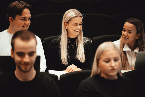 Studenter i auditorium