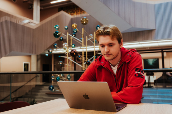 Student jobber på PC.