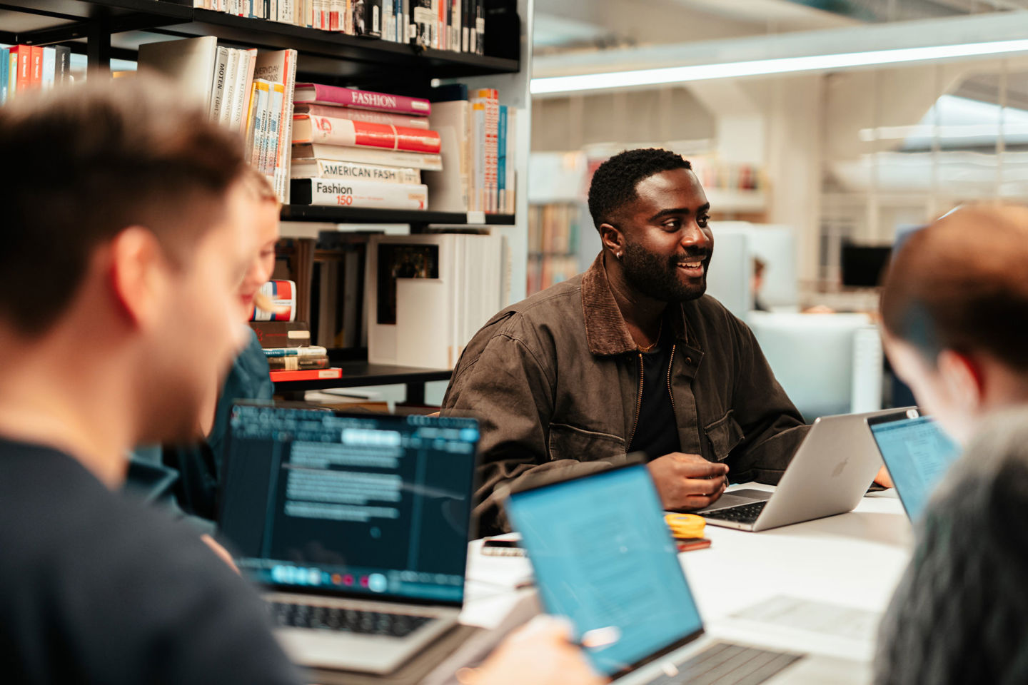 Studenter i kollokviegruppe med PC-er.