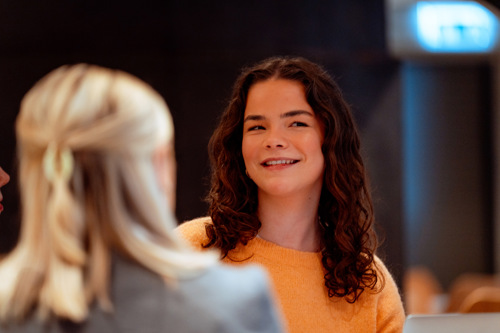 To studenter i kollokvie.