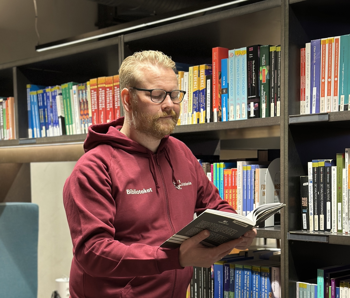Bibliotekar på biblioteket i Hansaparken
