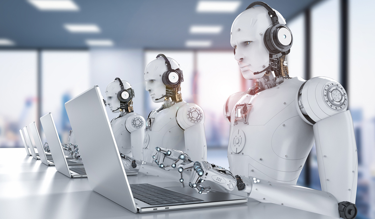 Bilde av tre robotoer som sitter ved skrivebord og skriver på bærbare datamaskiner.