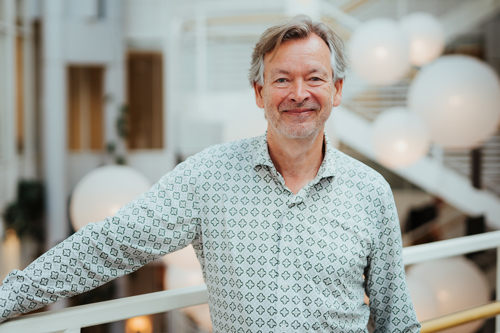 Portrett bilde av Nicholas Jonathan Ind på campus Kvadraturen til Høyskolen Kristiania