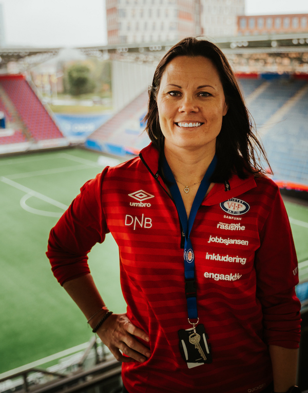 Jannicke står foran fotballbanen