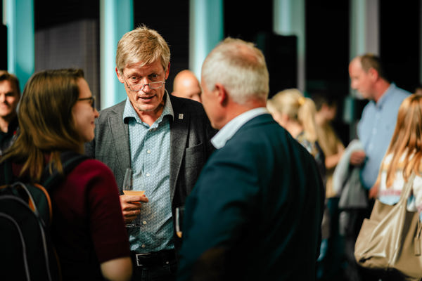 Jens Barland som prater med andre ansatte under åpningen av Bryggeriet