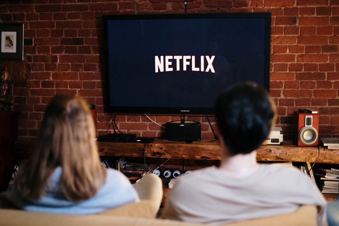 Mann og kvinne ser på Netflix