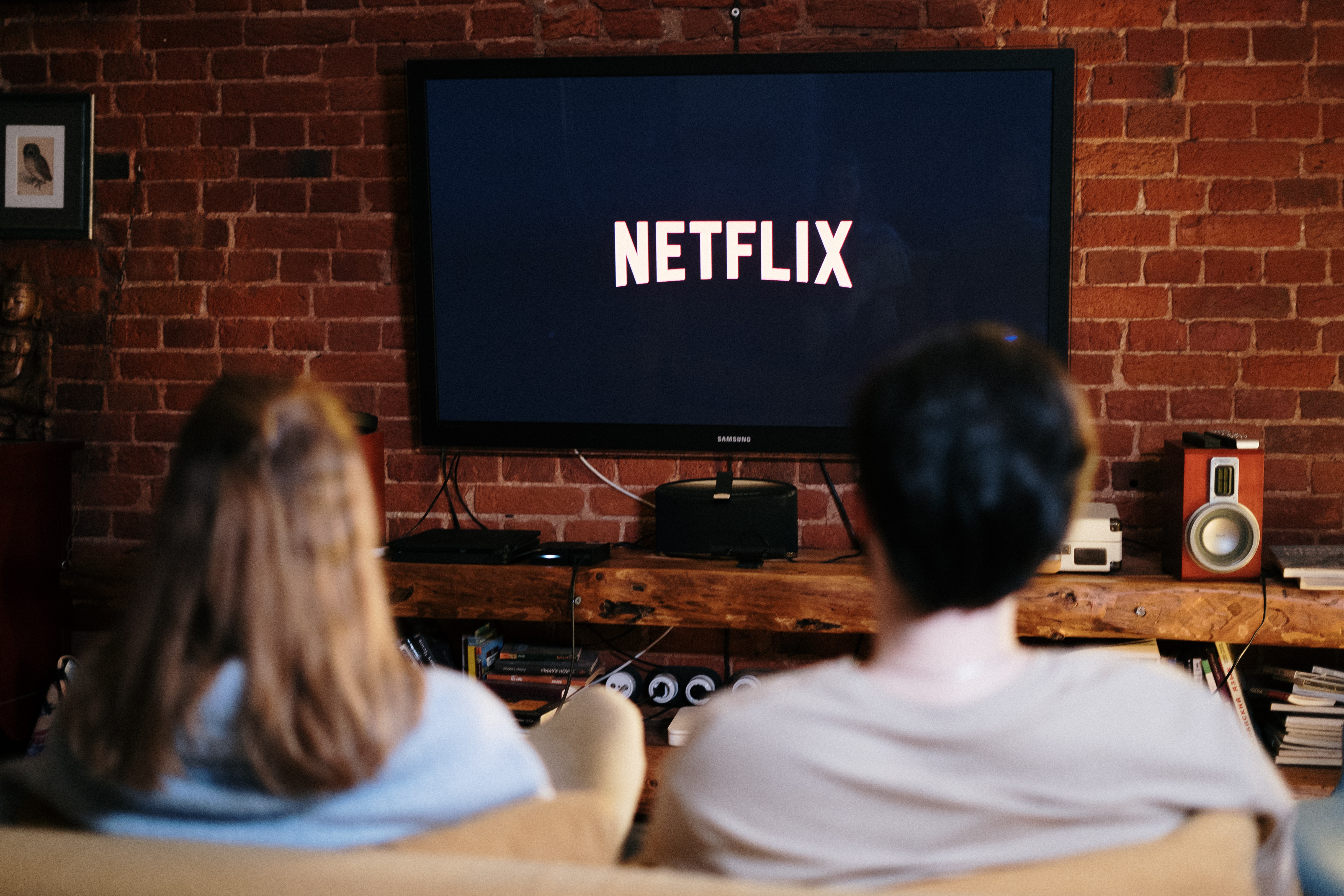 Mann og kvinne ser på Netflix