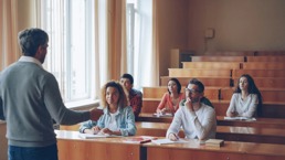 Studenter i et klasserom sitter og ser på foreleseren sin som snakker