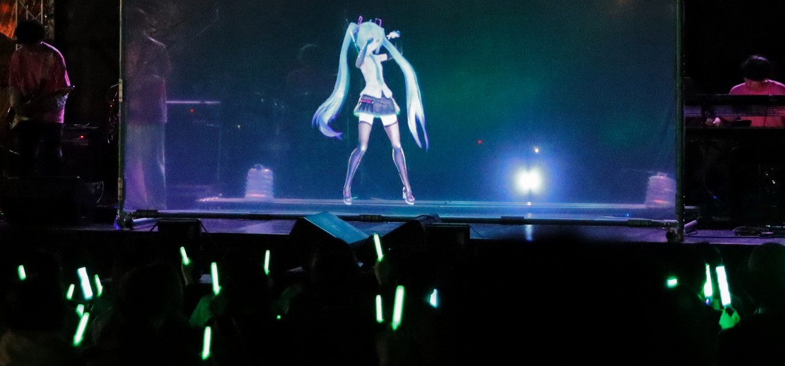 Hologramstjernen Hatsune Miku på scenen foran fans