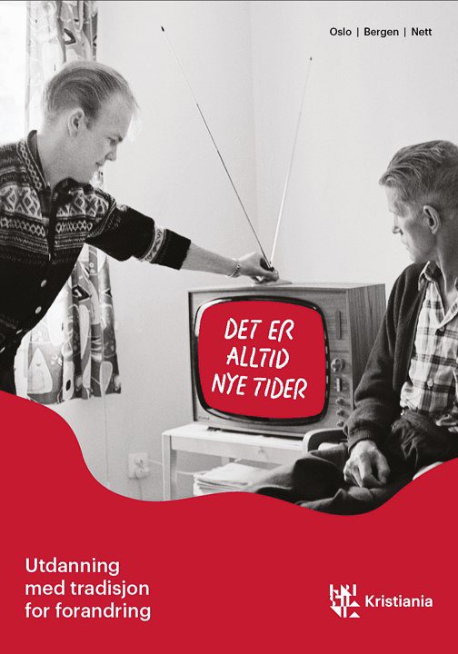 Reklameplakat av to menn i svart-hvitt som ser på en tv-skjerm. Skjermen leser "det er alltid nye tider" og er farget i Kristianias distinkte røde farge.