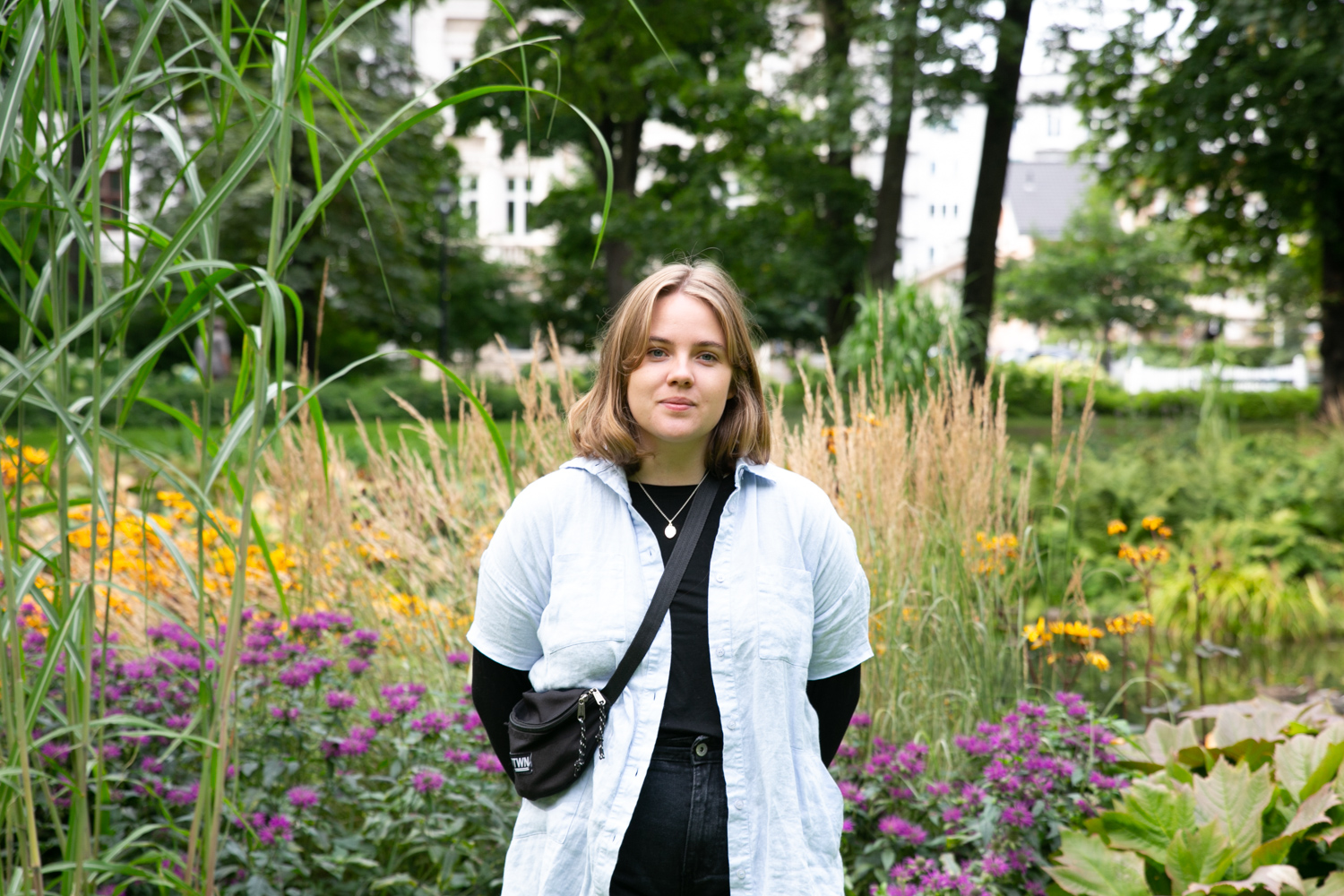 Pauline Östgård (23) har gitt ut sin første roman på Forlaget Oktober.