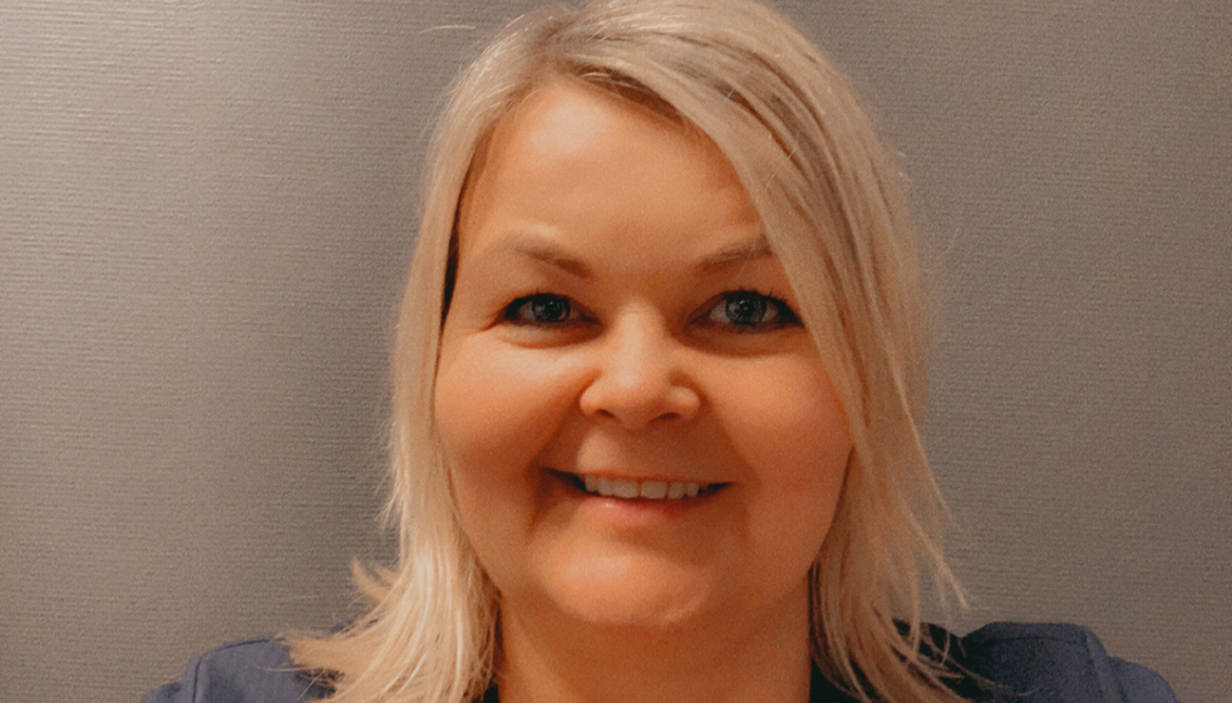 Sandra Gautestad, Venneslas første akupunktør. Foto innendørs på klinikken.