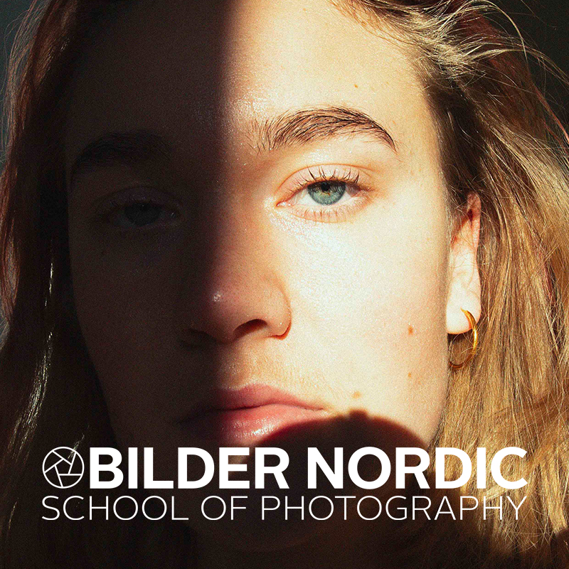 Nærbilde av en jente med Bilder Nordic logo på