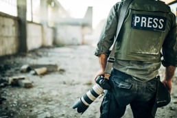 En journalist med kamera og pressevest