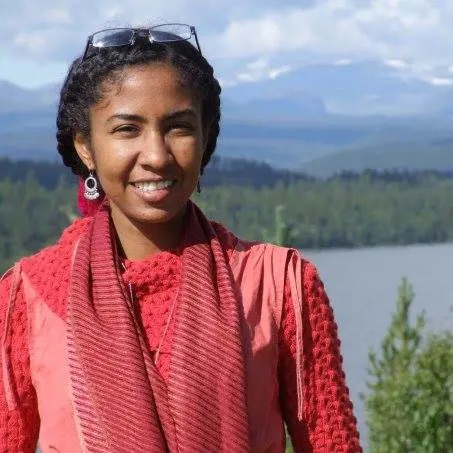 Eman Hassan Mahmoud i skogen med en innsjø bak seg