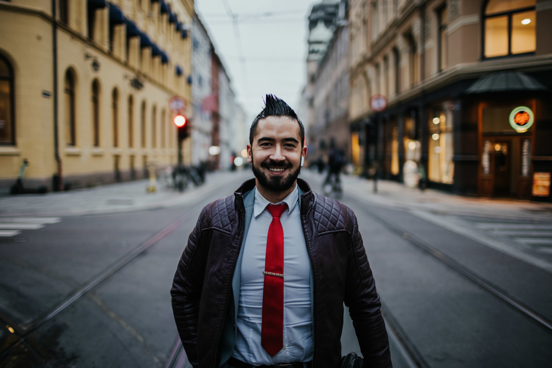 Zlatko Vuletic i Prinsens Gate i Oslo foran Campus Kvadraturen. Mann iført skjorte og slips smiler til kamera.