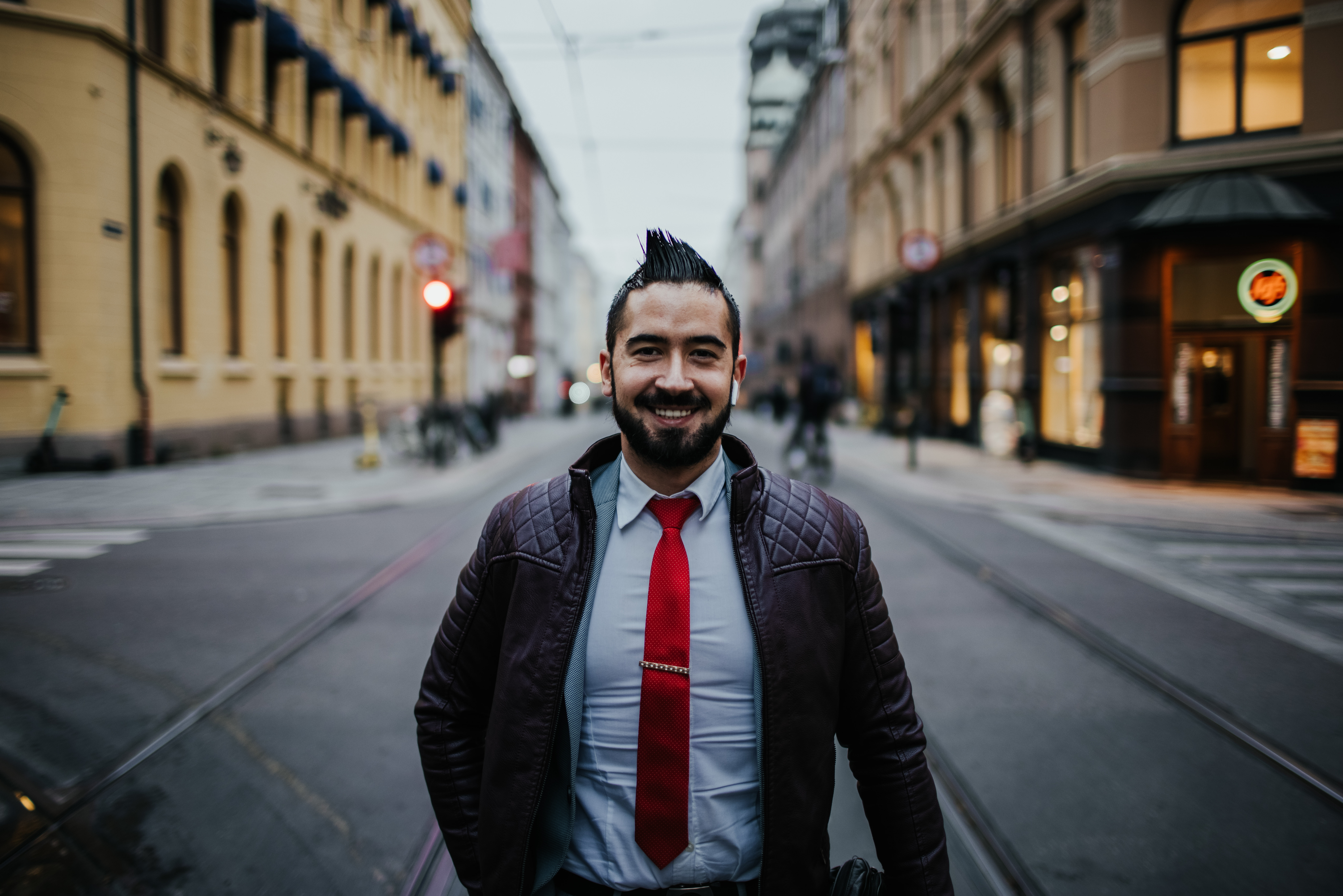 Zlatko Vuletic i Prinsens Gate i Oslo foran Campus Kvadraturen. Mann iført skjorte og slips smiler til kamera.