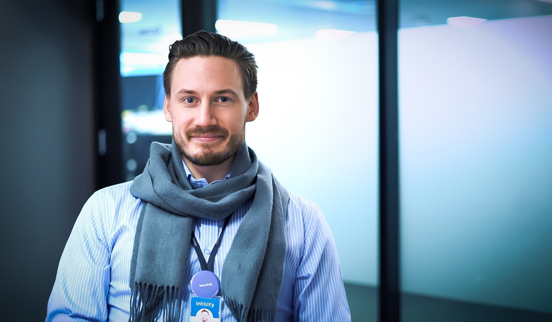 Foto av Thomas Hartmann med mørk bakgrunn. 