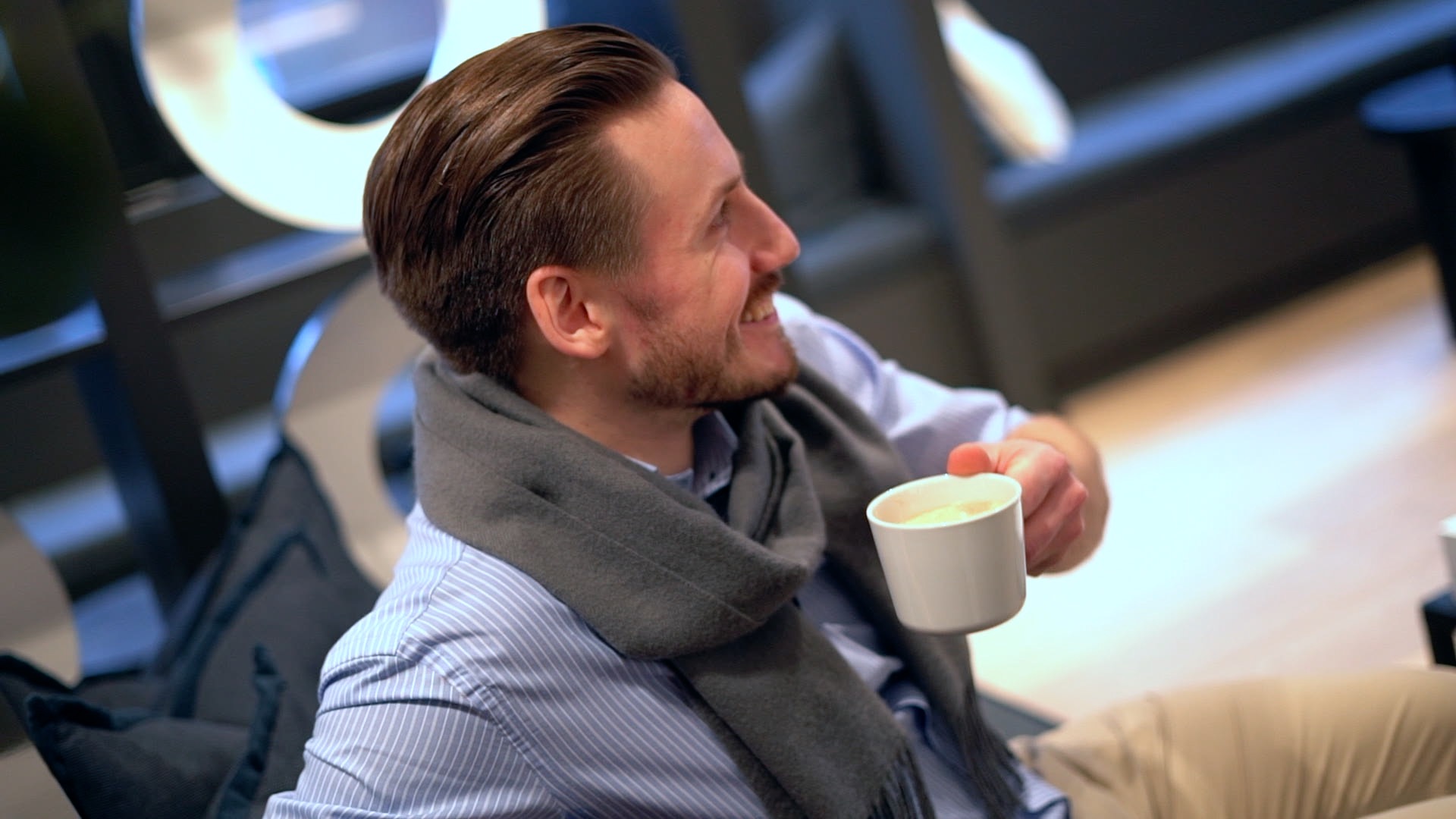 Foto av Thomas med kaffekopp i hånden.