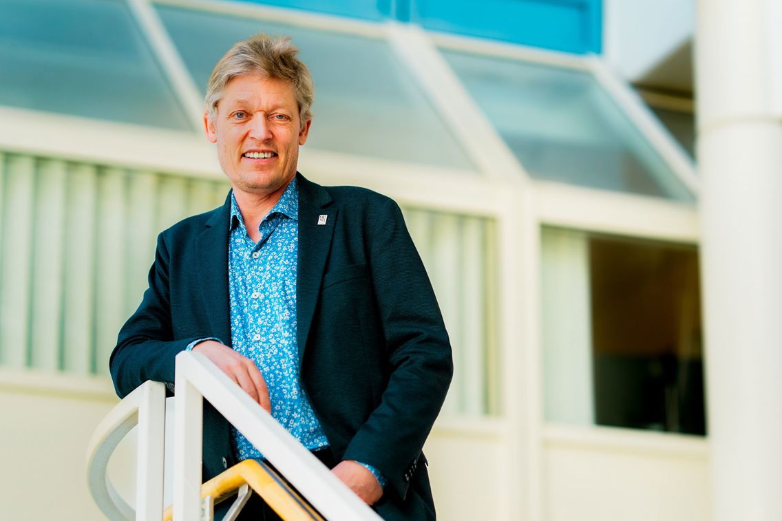 Jens Barland står ved toppen av en trapp.