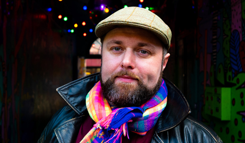 Scott Baker-Marflitt som ser i kamera