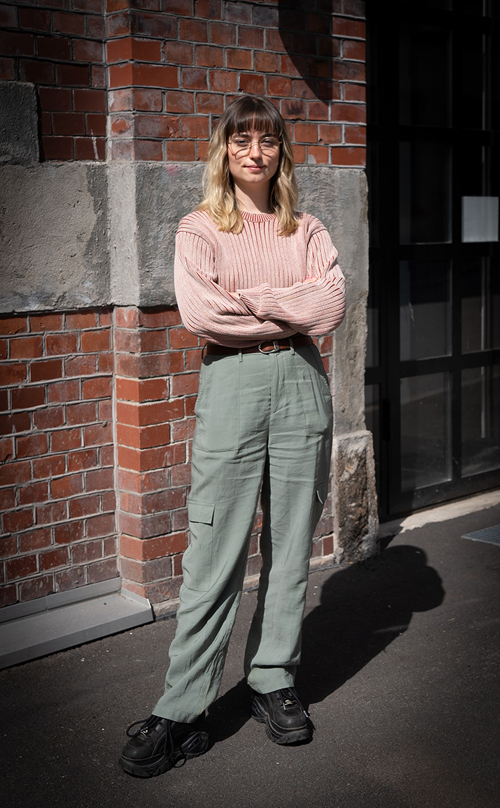 Foto av Ingvild foran en murvegg.