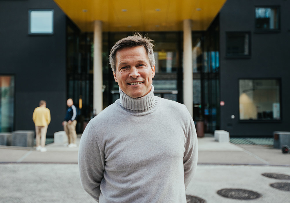 Foto av mann som ser mot kamera.