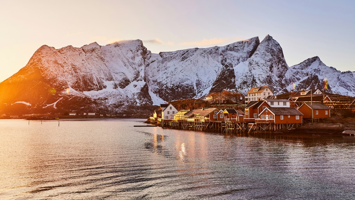 Flere røde naus i Lofoten i solnedgangen