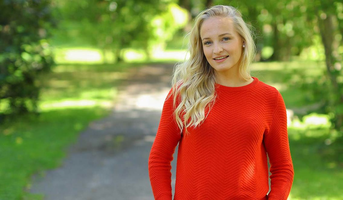 Foto av Celina som står i en tur vei.