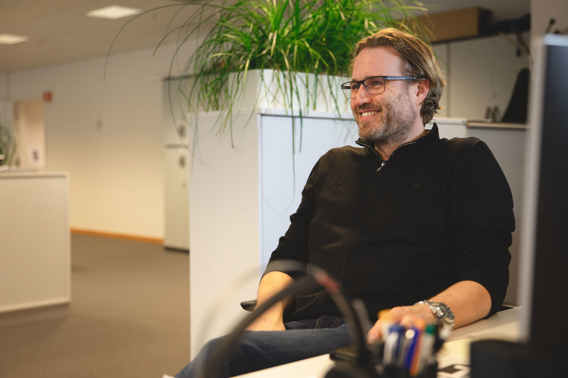 Foto av mann på et kontor.