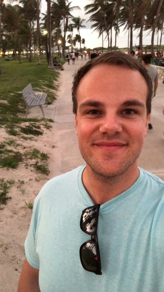 Foto av mann på en strandpromenade.
