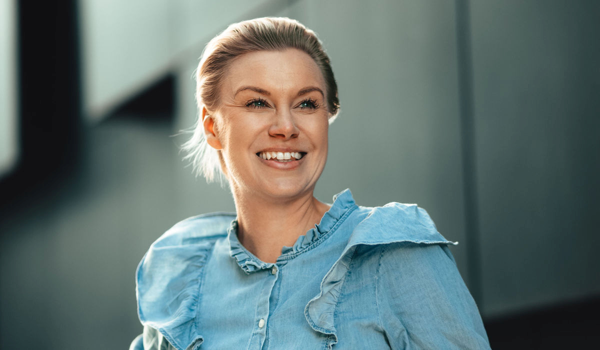Portrett av smilende person. 