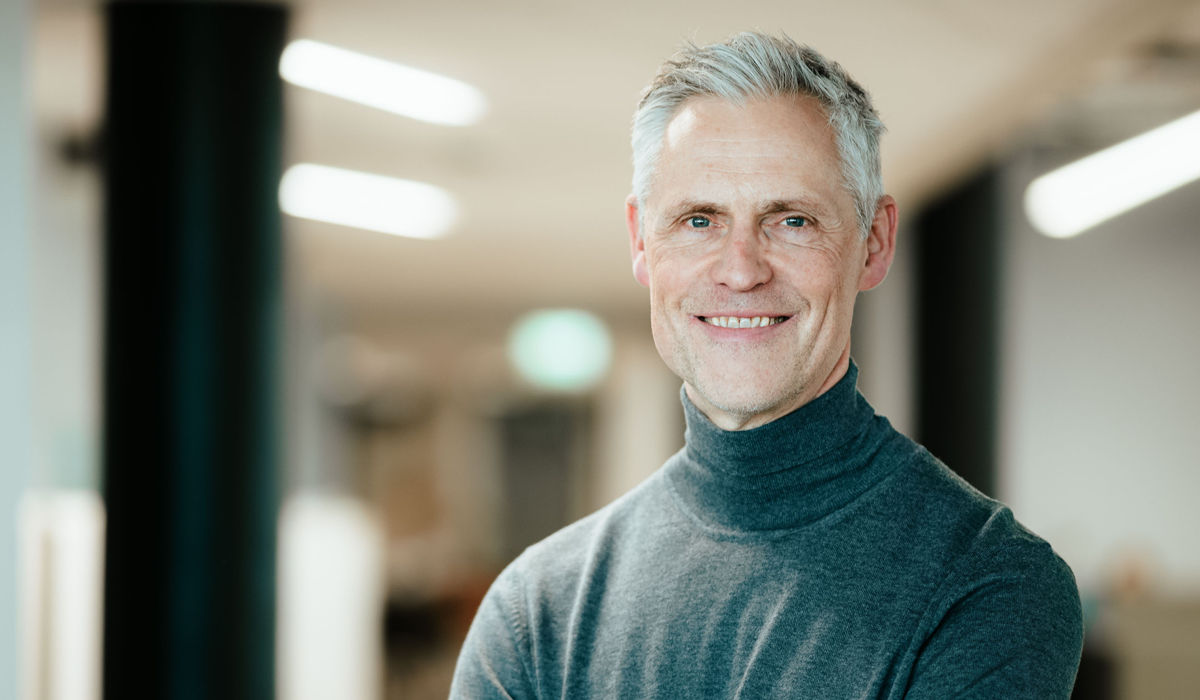Portrett av smilende person. 